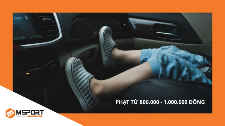 Hành vi cho trẻ em ngồi ghế trước ô tô bị phạt từ 800.000 - 1.000.000 đồng